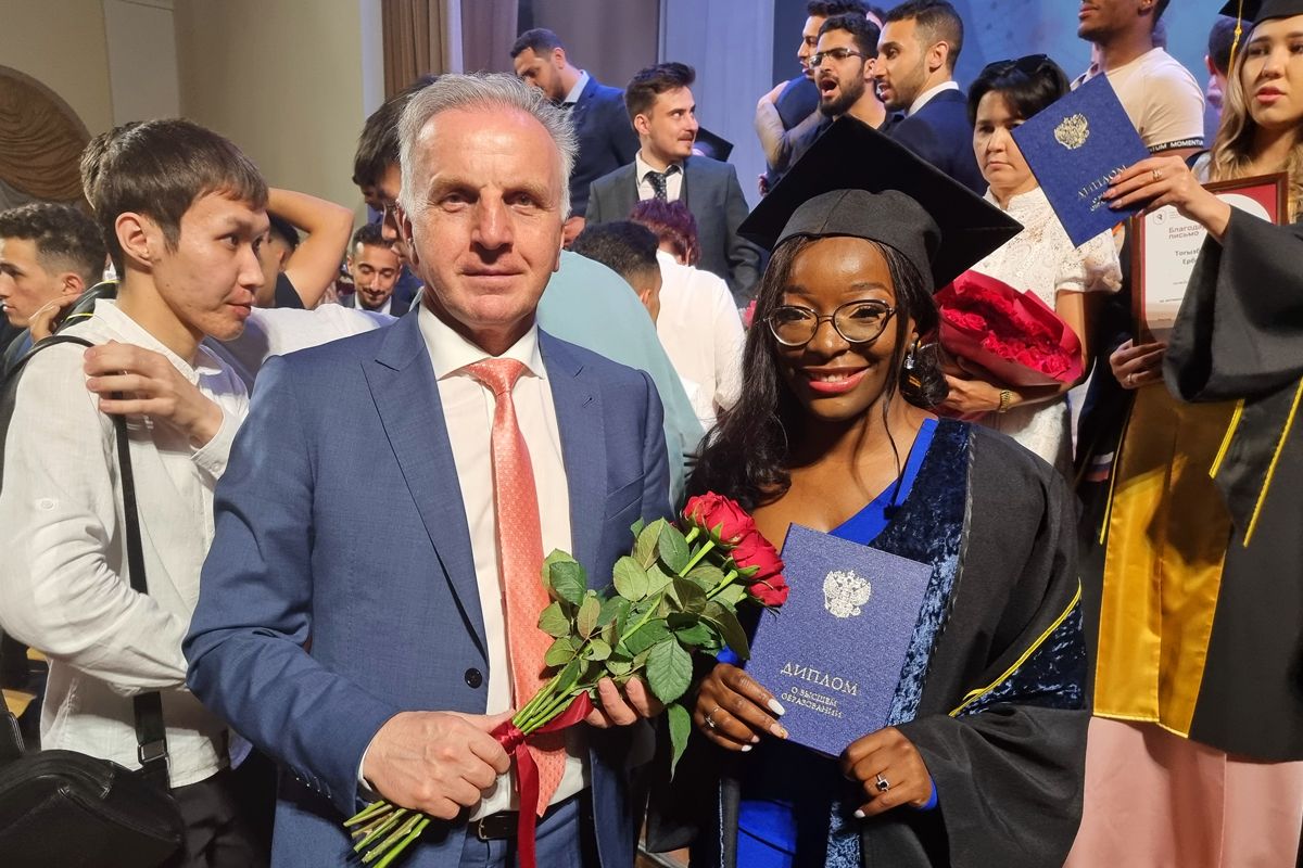 The holiday turned out to be magnificent: flowers, tears of joy, a touching Hippocratic oath, video calls with parents, lots of warm words from the university management and teachers, a solemn speech by the Director General of the group of Russian state universities RACUS Avbakar Nutsalov.