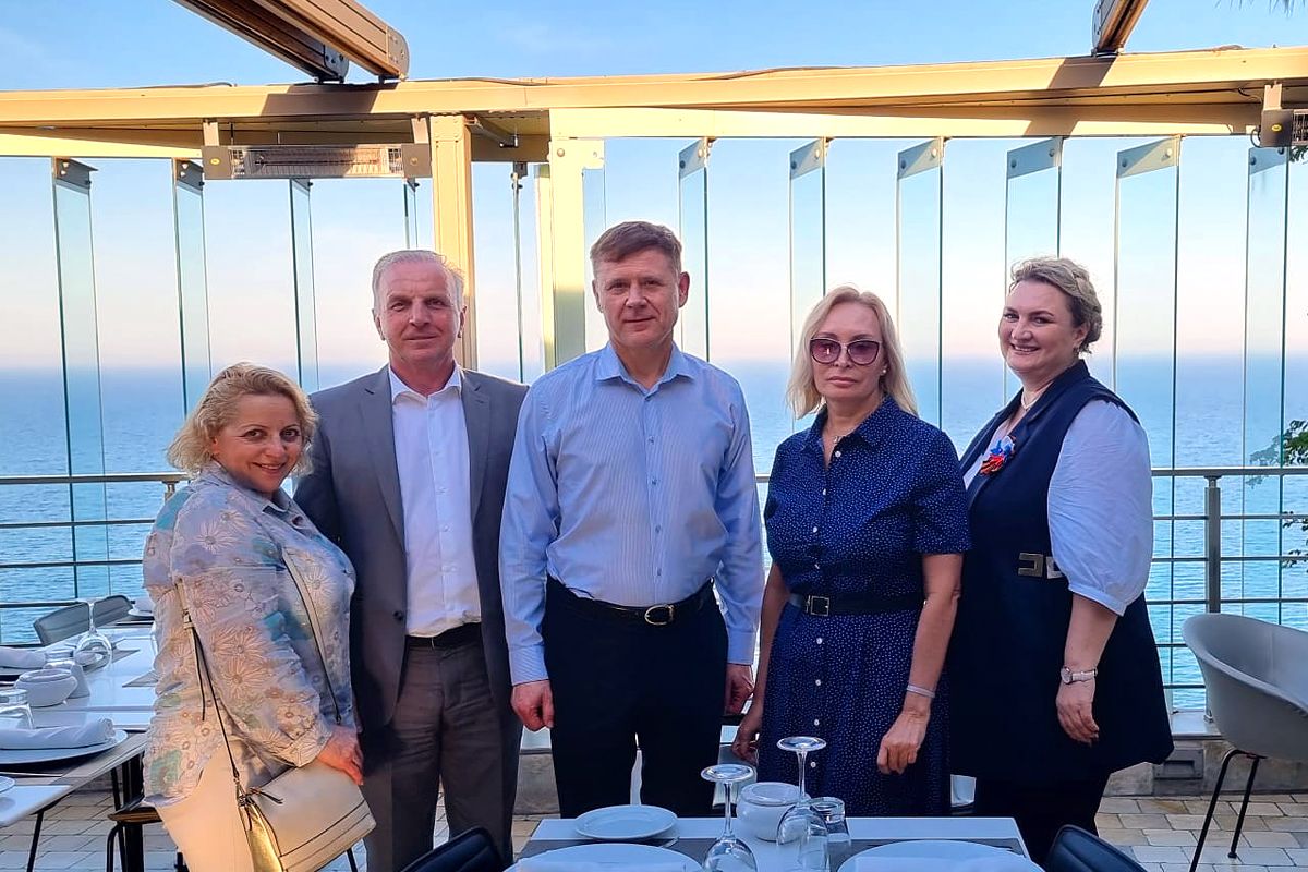On the initiative of the General Director of RACUS organization, a special dinner was held in honor of V.N. Hatuntsev, Counselor of the Embassy of the Russian Federation in the Republic of Tunisia. The dinner was not only assisted by the Director himself, but also by Marina Alimaskina-Bouattour, Head of the Representative office of RACUS in Tunisia, and Tatiana Osadchaya, Adviser to the Rector for International Affairs of Tambov State University.