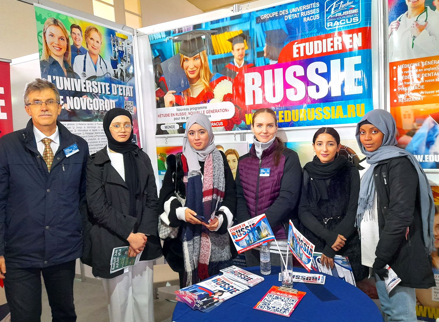 Les 10 et 11 février 2023, le groupe des universités d’État russes RACUS en collaboration avec l’agence ARESMA (le bureau de représentation général de l’organisation RACUS au Maroc), a participé à une nouvelle série d’expositions éducatives internationales au Royaume du Maroc. Une fois de plus, les représentants de l’organisation ont parlé en direct avec leur public : parmi les invités, des centaines de familles du Maroc ensoleillé, des experts de l’industrie et des médias curieux. L’inspiration, la joie de la connaissance et l’excitation de l’inconnu sont le leitmotiv des événements passés. Bien sûr, chacun des invités s’est posé la question éternelle et préférée par nos collègues : OÙ ALLER ÉTUDIER ?