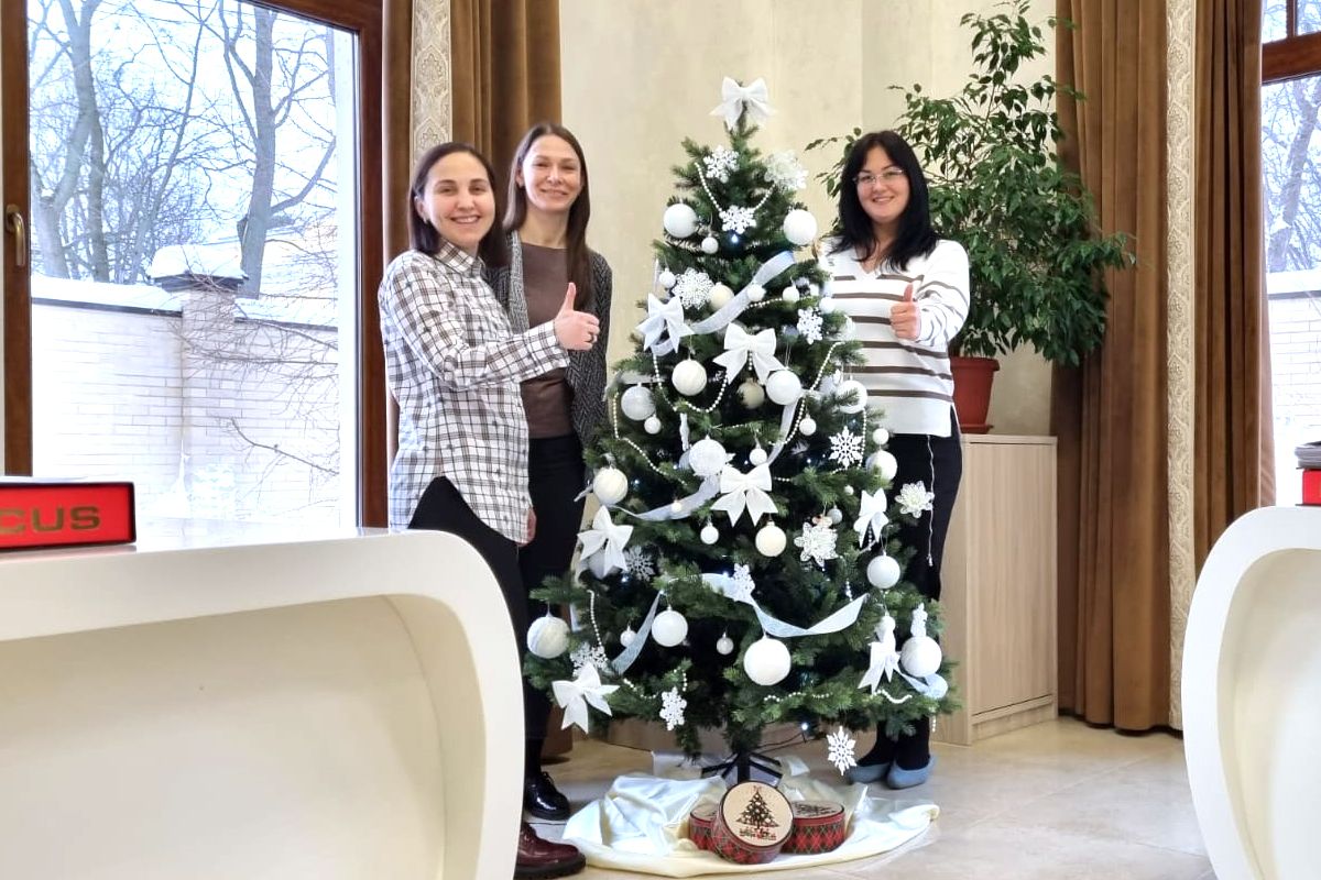 Une atmosphère festive règne déjà dans le bureau central du groupe des universités d’État russes RACUS à Saint-Pétersbourg - les arbres de Noël et les bureaux des employés ont été bien décorés, des milliers de lumières colorées dispersées le long des escaliers et des fenêtres pour nous ravir ainsi que nos invités, aider à se connecter à la magie de décembre et inspirer de nouveaux plans.