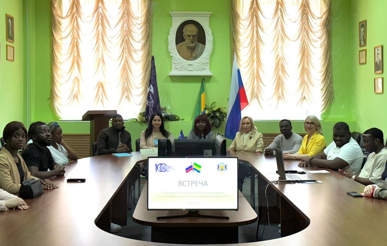 Le but de la visite était d’organiser une réunion entre les étudiants gabonais qui étudient à l’Université d’État de Tambov et les représentants officiels de l’Ambassade afin de les inscrire pour la prochaine élection du président de la République gabonaise. Yana Yurievna Radyukova, vice-recteur pour l’enseignement des projets et l’enseignement complémentaire, Tatiana Gennadyevna Osadtchaya, directrice du Département des Relations internationales et de migration, et Nikita Igorevich Voronin, directeur de l’Institut médical, ont participé à la réunion. La réunion a également porté sur l’adaptation, le séjour et la formation des étudiants de la République gabonaise à l’Université d’État de Tambov.