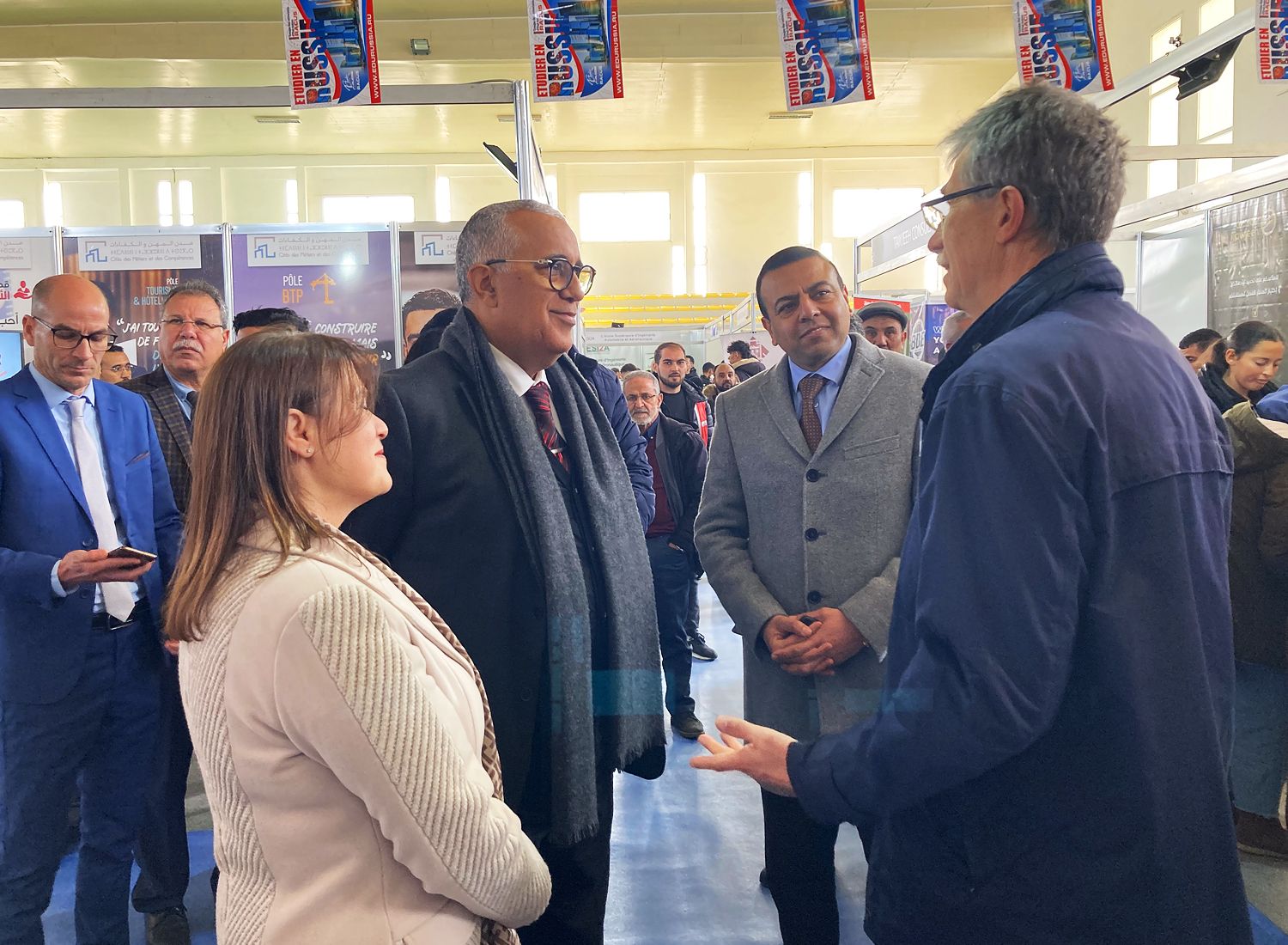 OÙ SONT PASSÉES LES EXPOSITIONS ? L’hospitalité d’Oujda a accueilli les invités de l’exposition dans la somptueuse Salle Al Maghreb Arabi. Tanger a invité tout le monde à l’Hôtel Barceló et à Errachidia l’événement a été organisé dans l’élégante salle Palestine. Et encore une fois, il y avait un intérêt sans précédent pour le stand de l’enseignement supérieur russe, représenté par l’organisation RACUS et ARESMA. L’exposition a été visitée par Mouaad Jamai, le wali de la région de l’Oriental et Gouverneur de la préfecture d’Oujda-Angad qui a rencontré avec Lev Korneev, le directeur du bureau de représentation RACUS ARESMA au Maroc. La reconnaissance mondiale et la position de leader dans le classement de l’éducation internationale ont été un nouvel élan d’intérêt parmi les jeunes marocains. Qu’ont-ils appris de nouveau ?