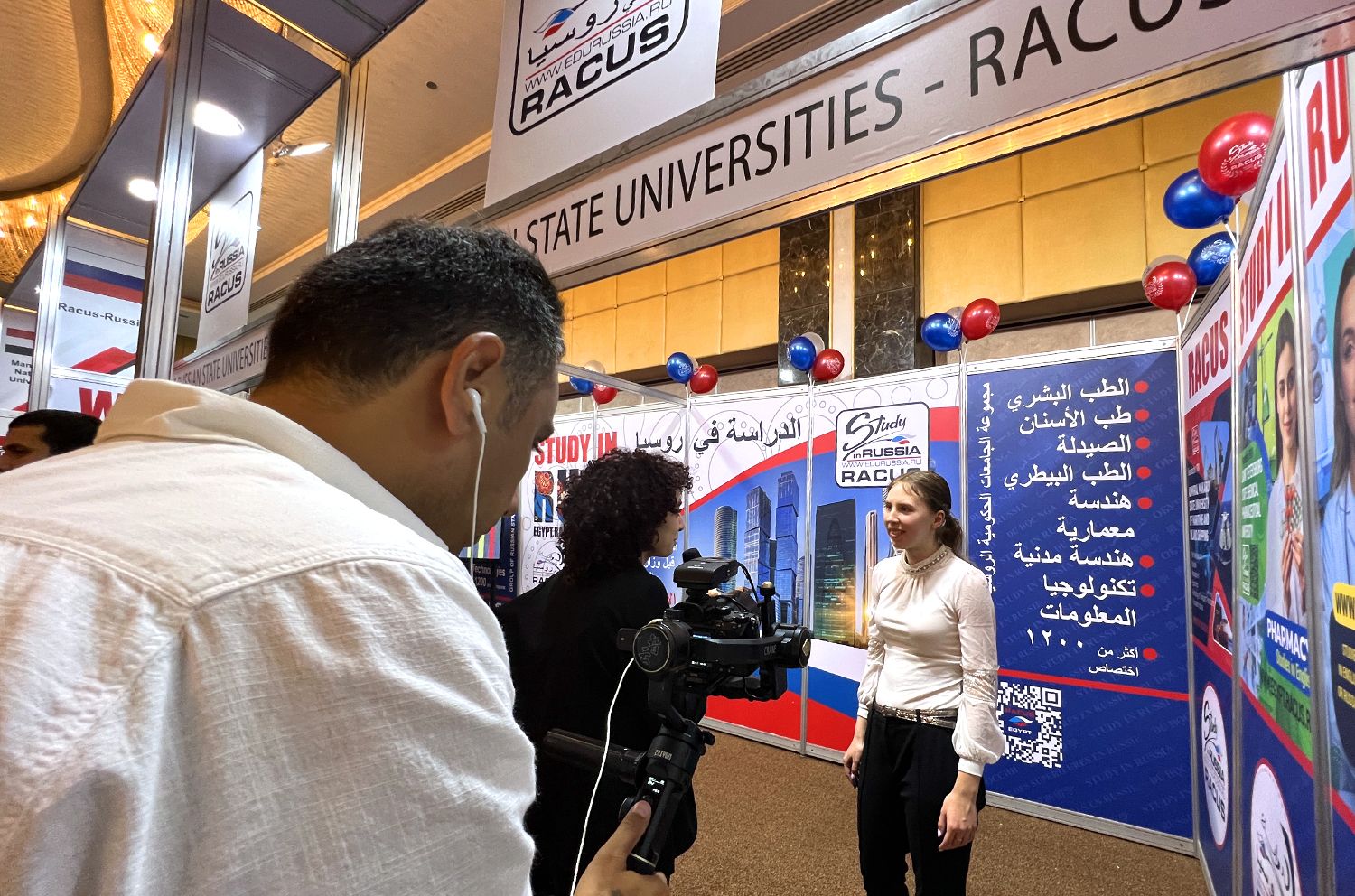 La manager pour les étudiants étrangers, Aya Bakh, a accordé une interview à la télévision égyptienne sur les études en Russie et le travail de l’organisation RACUS lors de l’exposition.
