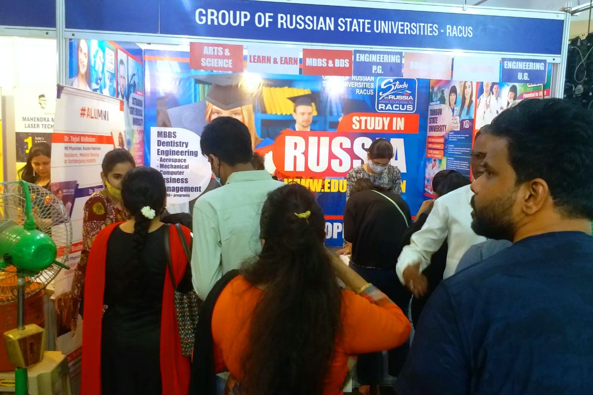 The demand for Russian higher education has grown due to the fact that in recent years Indian students in China and the Philippines have faced a lot of problems, difficulties with admission and exhausting bureaucracy. While Russia consistently accepts students for training and provides the necessary assistance and support in the current situation. At the exhibitions, Russia has become a key destination for students applying for medical programs.