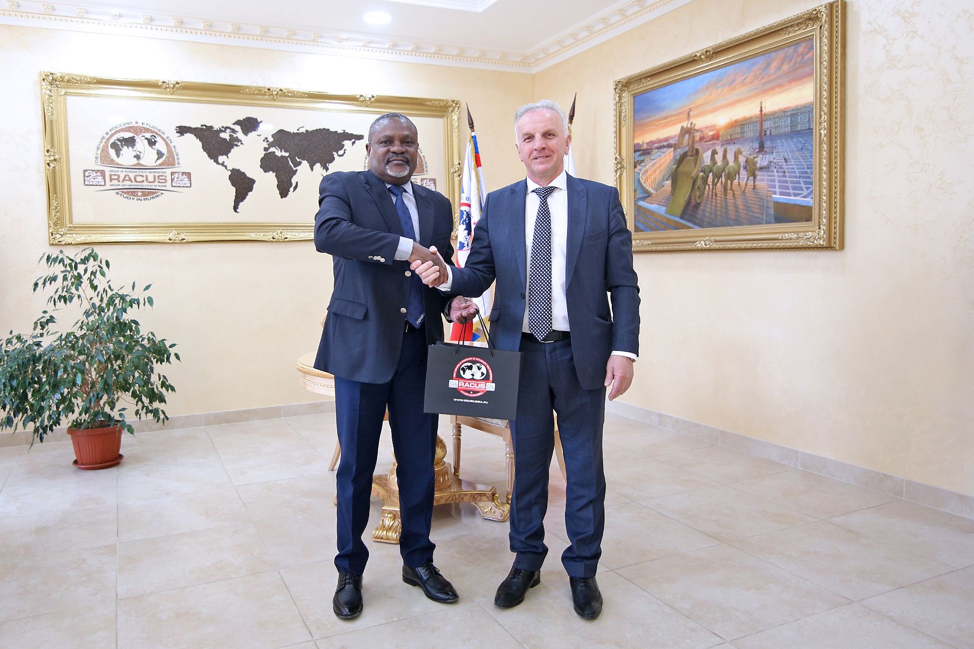 The meeting was held in a warm and friendly atmosphere. Both parties agreed to maintain and expand contacts for a closer and fruitful partnership.