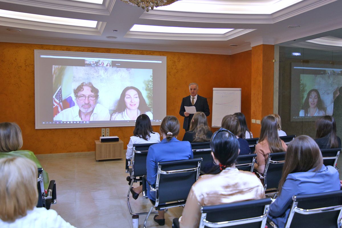 Aujourd’hui, nous avons terminé un cycle de webinaires avec Michael Bang et sa compagne Asya. Nous avons écouté deux modules « Les compétences de communication et leur importance pour améliorer le travail avec les étudiants étrangers », ainsi que « Stratégie de réussite pour 2023 ».