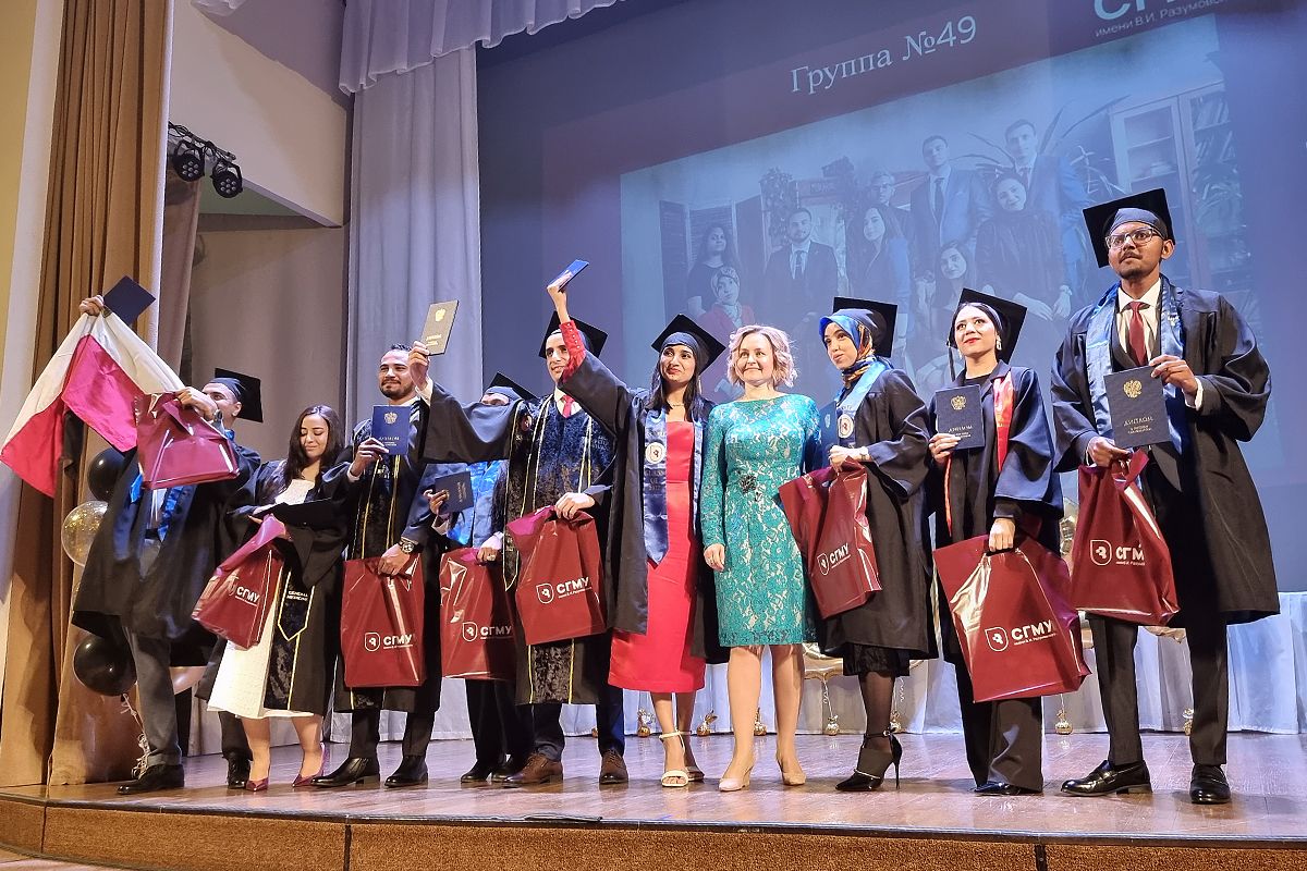 On June 29, 2022, a graduation ceremony was held at Saratov State Medical University. 150 international students from 51 countries (India, Iraq, Jordan, Egypt, Syria, Morocco, Tunisia, Algeria, Gabon, Ivory Coast, Benin, Namibia, Botswana, Zambia, Zimbabwe, Eswatini, South Africa, Kenya, Tanzania, etc.) received diplomas of higher medical education in the prestigious and widely sought-after specialties in the world labor market: Medicine, Dentistry, Pharmacy.