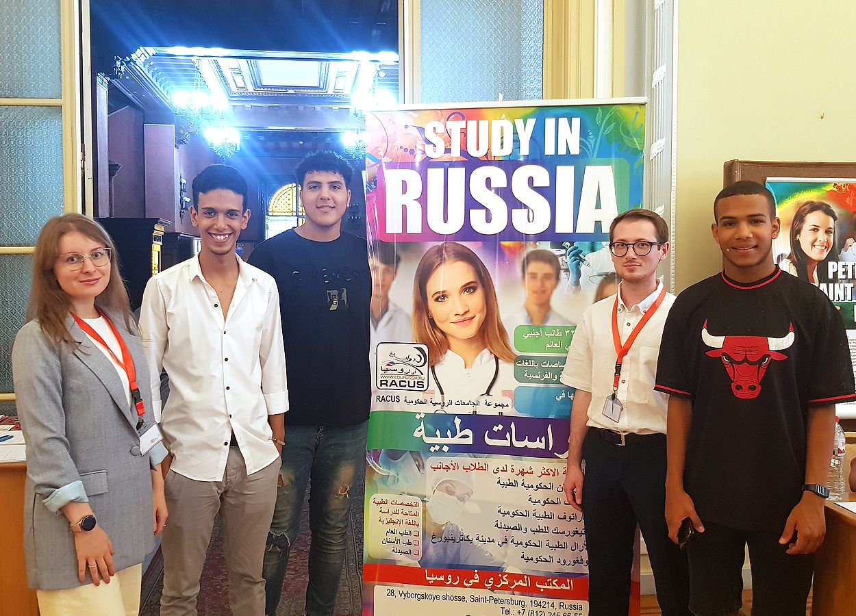 Regardez nos courtes vidéos sur YouTube (RACUS RUSSIA) et assurez-vous comment il est bon d’étudier en Russie !