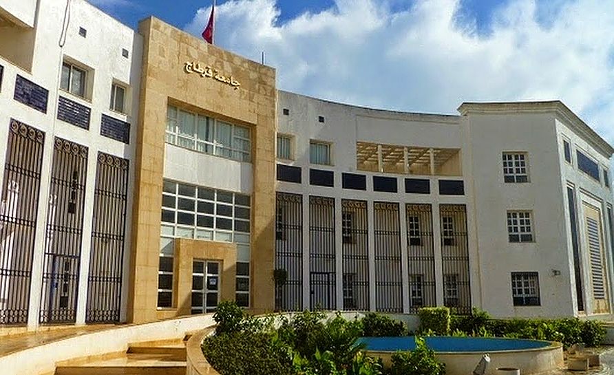 Au cours de la réunion, les questions clés de la coopération de l’Université d’État de Tambov, (ainsi que de plusieurs autres universités du groupe RACUS) avec l’Université Carthage à Tunis ont été discutées. Le vice-président de l’Université de Carthage, M. Mongi Besbes, a exprimé son profond intérêt pour la coopération future et a organisé une visite intéressante pour la délégation russe, a raconté l’histoire séculaire de l’Université et a partagé les plans stratégiques pour le développement de l’Université sur la scène éducative internationale. Pour une connaissance plus approfondie de l’Université de Carthage, le vice-président et le personnel chargé des activités internationales ont fait une présentation haute en couleur aux invités russes et ont répondu à toutes les questions au cours d’une discussion active. À son tour, Avbakar Noutsalov a également présenté à la partie hôte l’organisation RACUS, la mission et les activités de l’organisation dans 75 pays. Tatyana Osadchaya a présenté l’Université de Tambov, en parlant des tâches clés de l’Université, qui sont aujourd’hui dans le contexte du développement international.