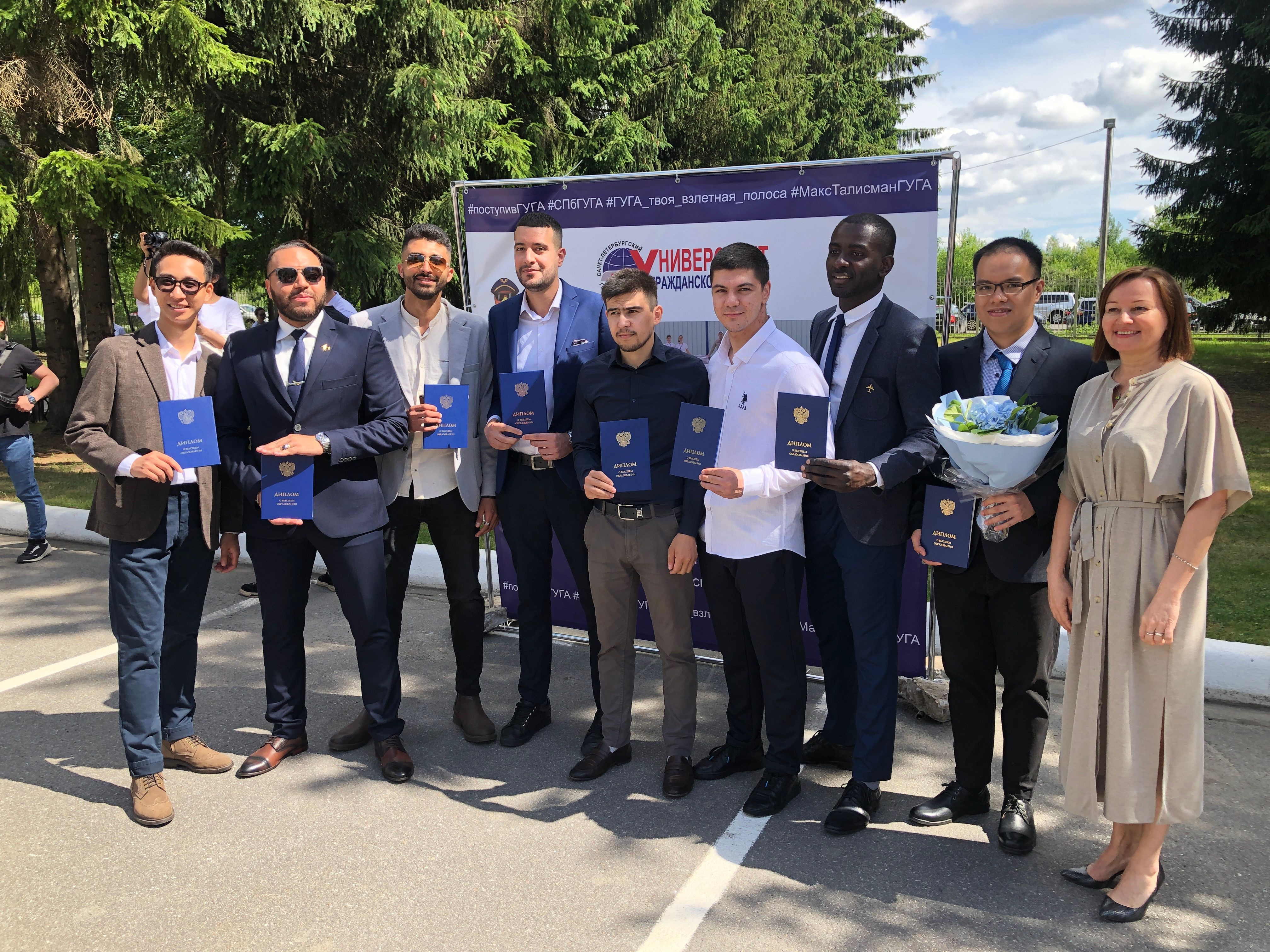 Le 6 juillet 2022, une cérémonie de remise des diplômes de l’enseignement supérieur aux étudiants étrangers de l’Université d’État de l’aviation civile de Saint-Pétersbourg s’est déroulée. Du podium, les diplômés ont été félicités par le chef adjoint de l’Agence fédérale du transport aérien (Rosaviatsia) - Evgenia Yuryevna Platonova, l’inspecteur général d’État du Département de surveillance du maintien de la sécurité des aéronefs civils - Yury Aleksandrovich Krutkin, un spécialiste des relations publiques de l’organisation « RACUS » et de nombreux autres professionnels et experts dans le domaine de l’aviation.